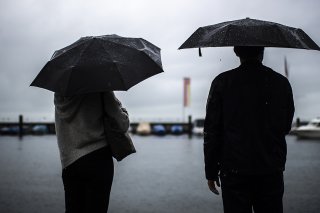Sous un parapluie: la quantité d'eau tombée en Suisse ces trois derniers jours aurait suffi à remplir le lac de Neuchâtel, celui des Quatre-Cantons et la moitié du lac de Zurich, soit 27'0000 milliards de litres (archives).